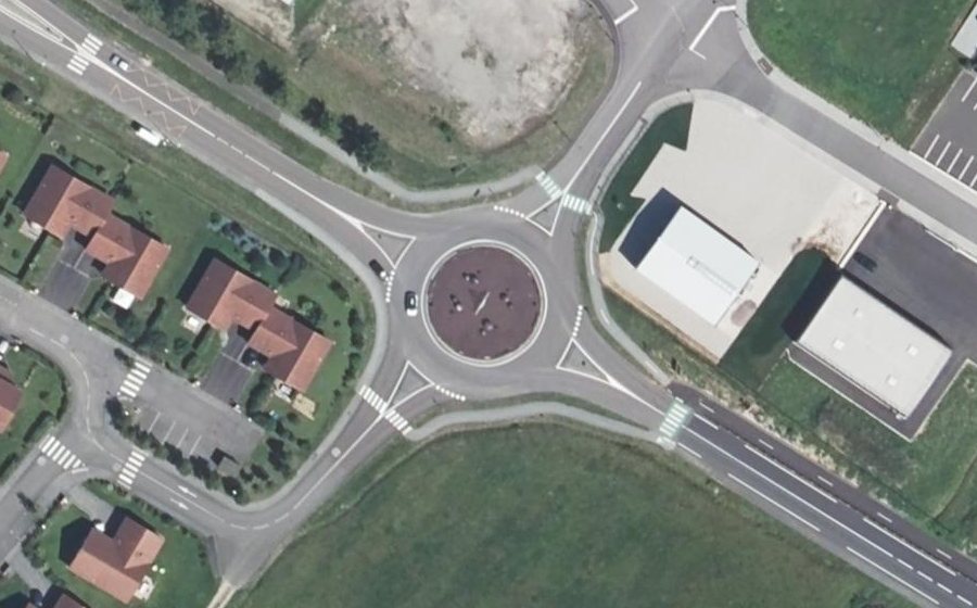 Vue aérienne du Rond-point anonyme n°378326350