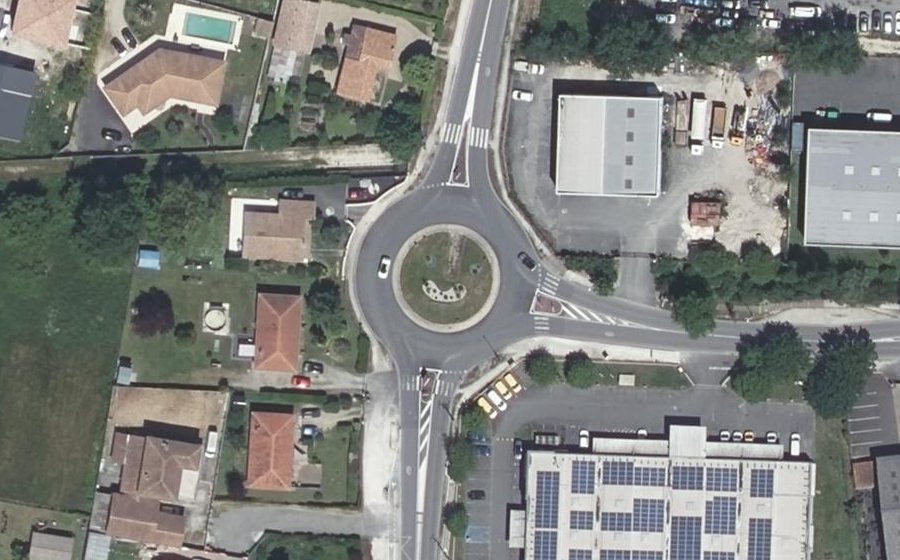 Vue aérienne du Rond-point anonyme n°37833390