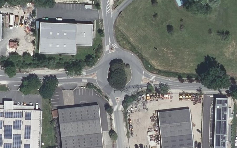 Vue aérienne du Rond-point anonyme n°37833391