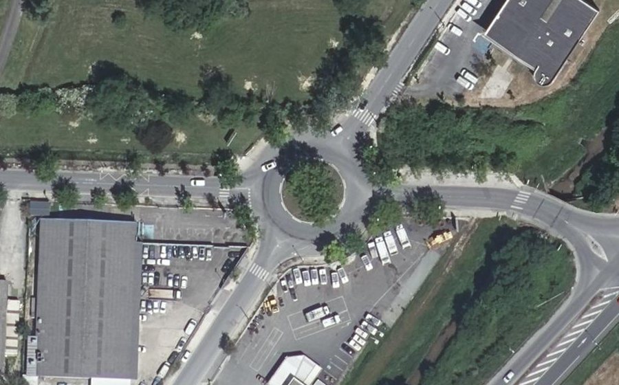 Vue aérienne du Rond-point anonyme n°37833392