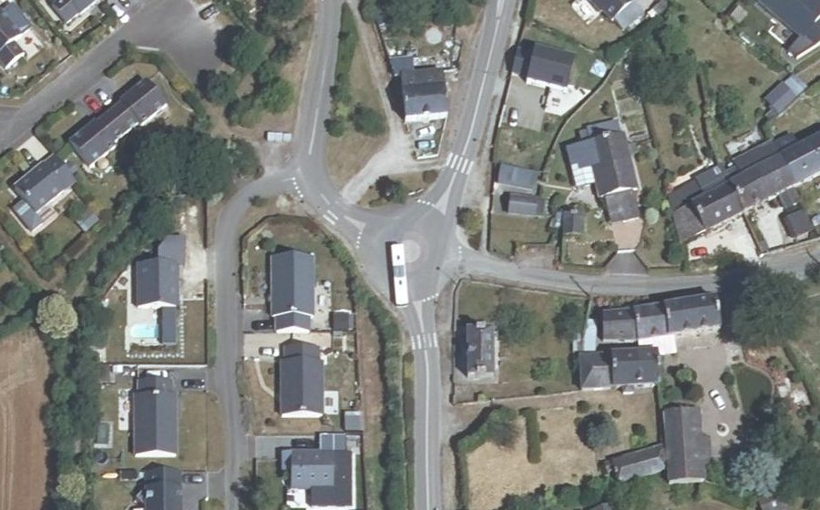 Vue aérienne du Rond-point anonyme n°378367982