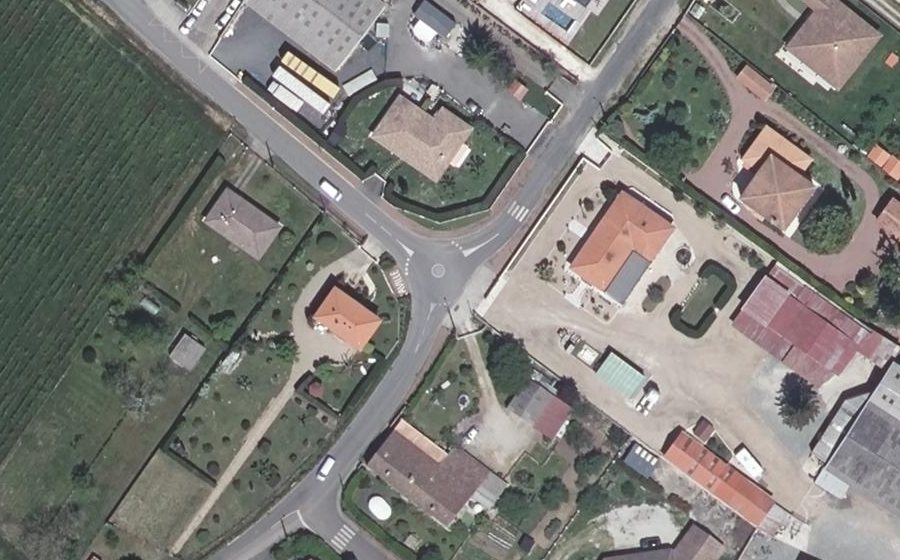 Vue aérienne du Rond-point anonyme n°37837496