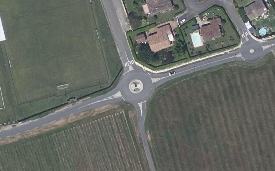 Vue aérienne du Rond-point anonyme n°37838550