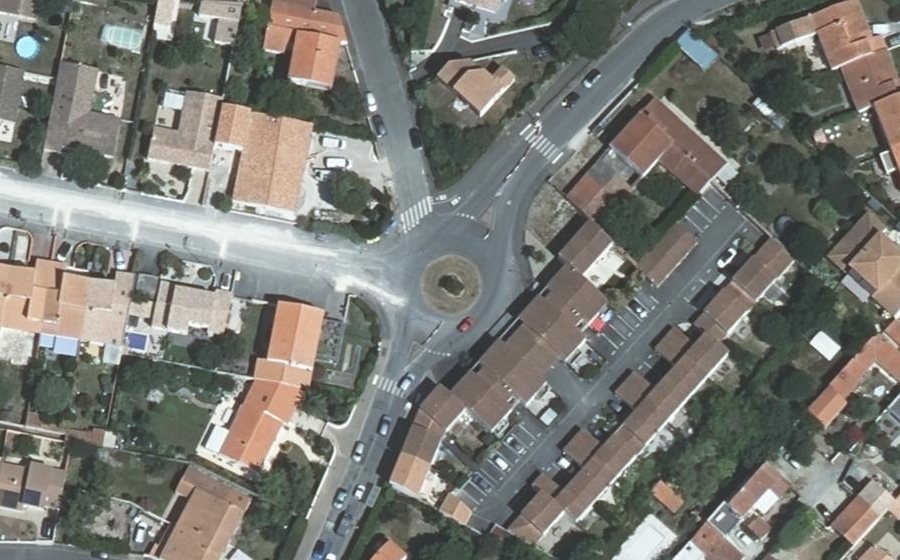 Vue aérienne du Rond-point anonyme n°37848324