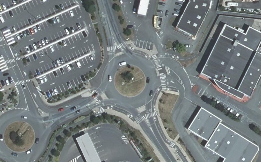 Vue aérienne du Rond-point anonyme n°37848339