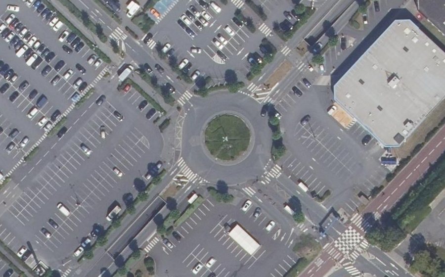 Vue aérienne du Rond-point anonyme n°37848566
