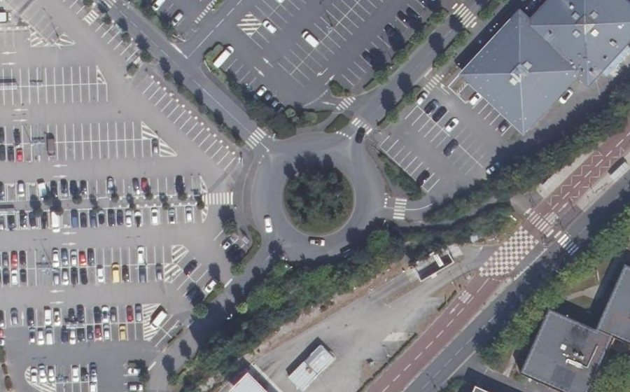 Vue aérienne du Rond-point anonyme n°37848572
