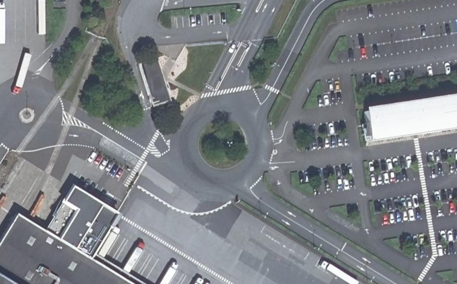 Vue aérienne du Rond-point anonyme n°378497046
