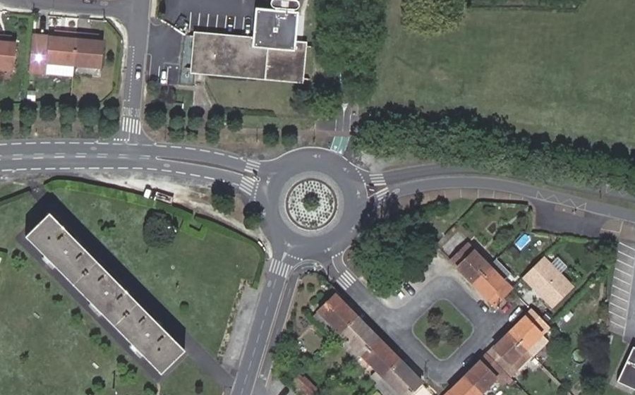 Vue aérienne du Rond-point anonyme n°37849823