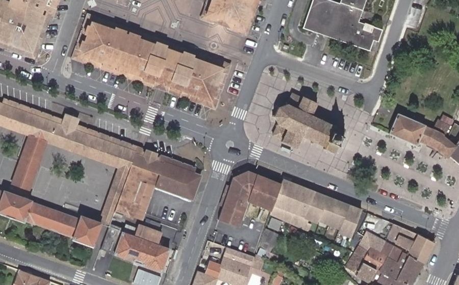 Vue aérienne du Rond-point anonyme n°37849825