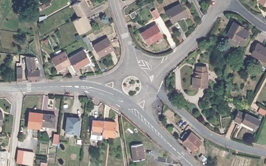 Vue aérienne du Rond-point anonyme n°37851270
