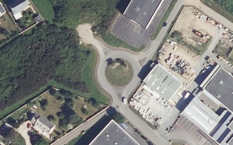 Vue aérienne du Rond-point anonyme n°37852578