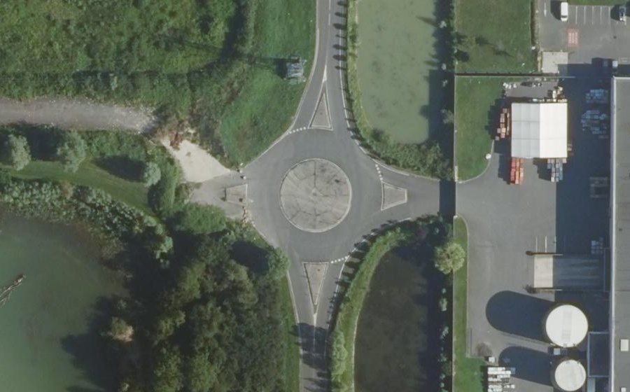 Vue aérienne du Rond-point anonyme n°37853202