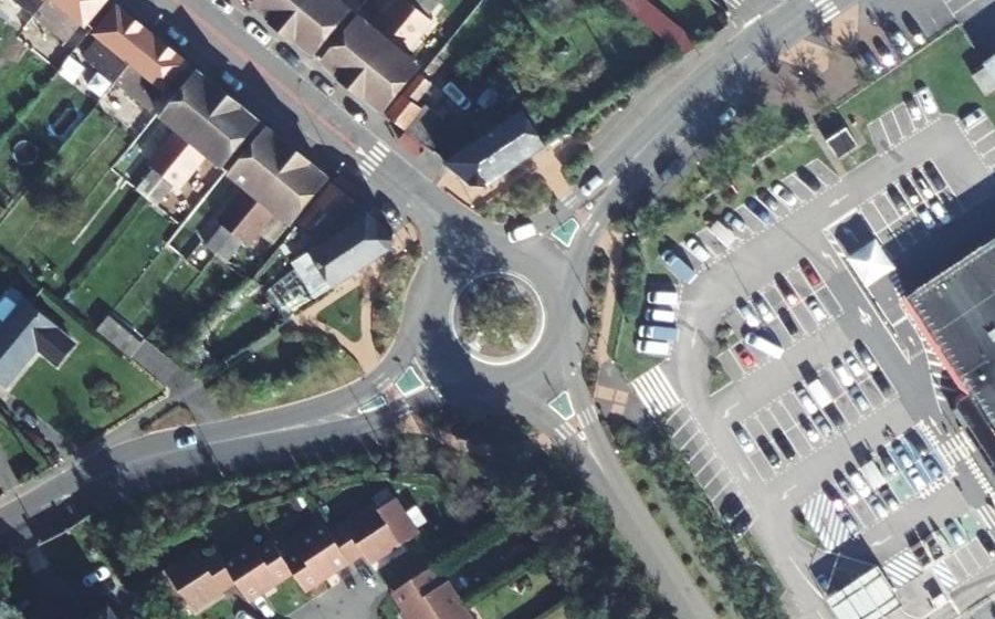 Vue aérienne du Rond-point anonyme n°37853885