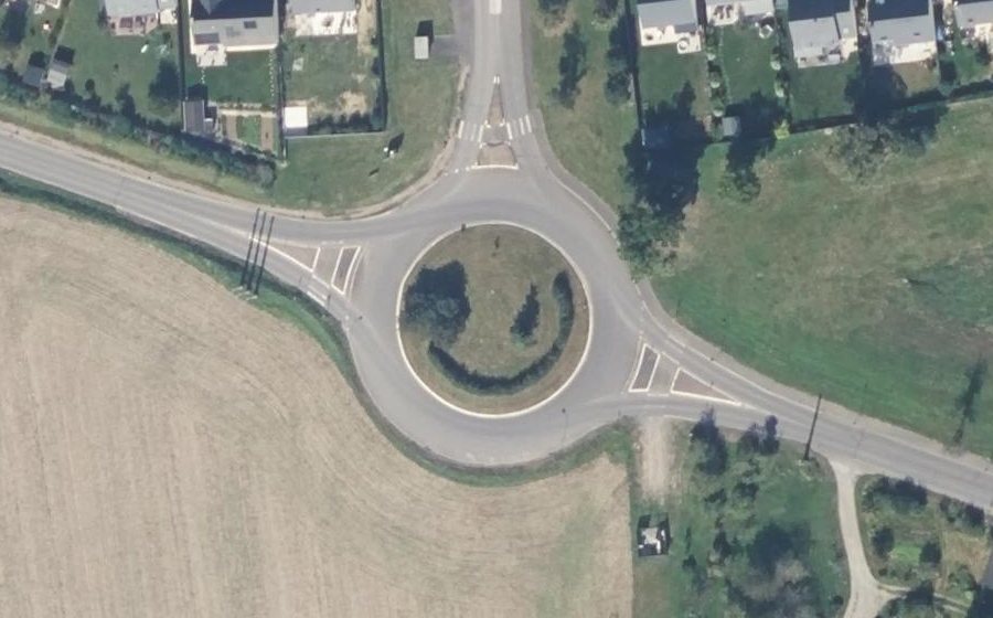 Vue aérienne du Rond-point anonyme n°378671509