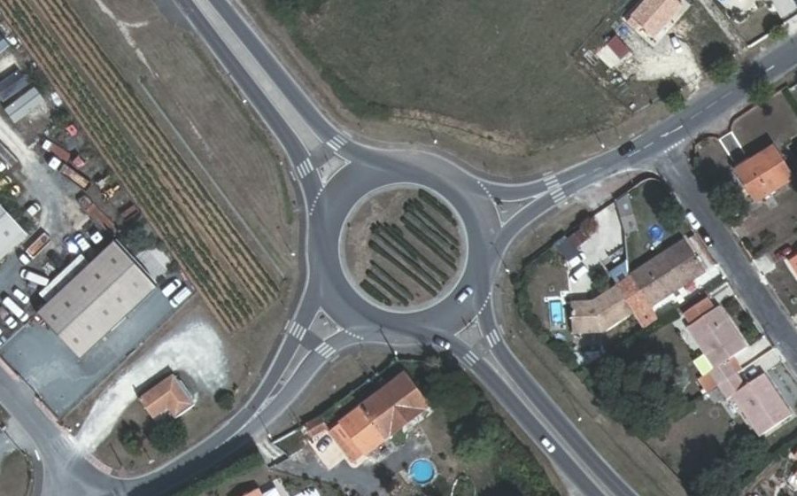 Vue aérienne du Rond-point anonyme n°37867649