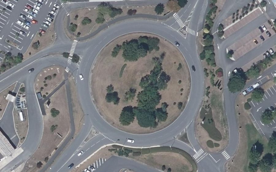 Vue aérienne du Rond-point anonyme n°37868751
