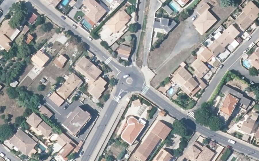 Vue aérienne du Rond-point anonyme n°37873926