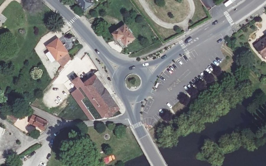 Vue aérienne du Rond-point anonyme n°37875640
