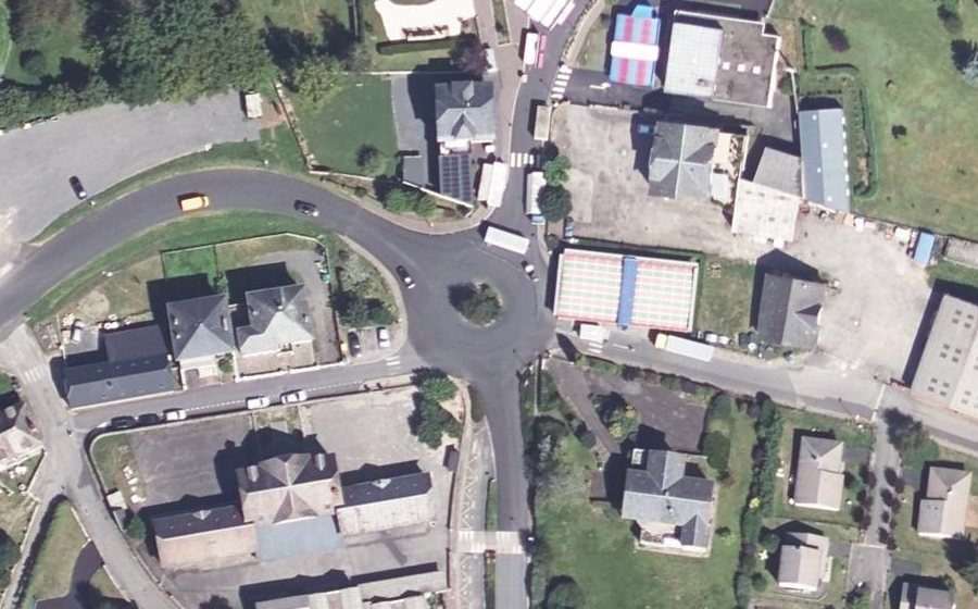 Vue aérienne du Rond-point anonyme n°37875644