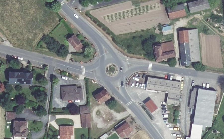 Vue aérienne du Rond-point anonyme n°37875712