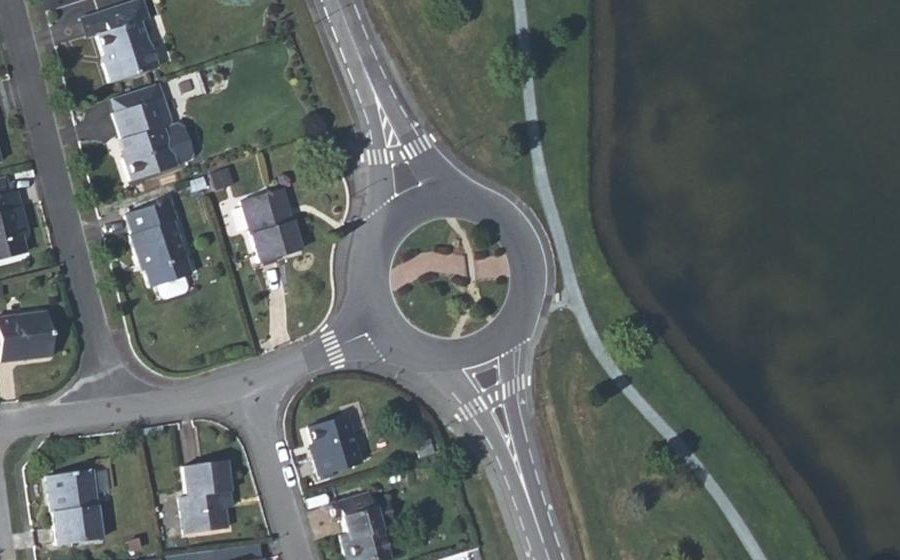 Vue aérienne du Rond-point anonyme n°37876691