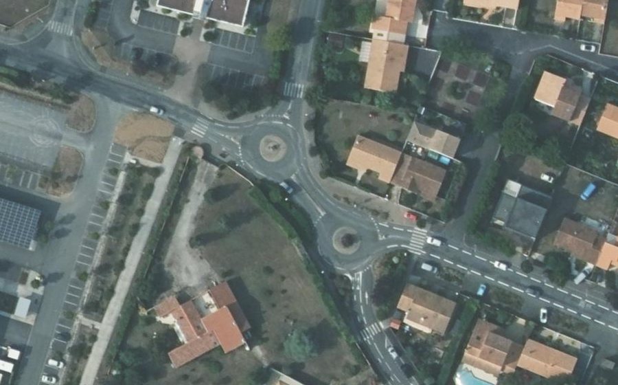 Vue aérienne du Rond-point anonyme n°37885922