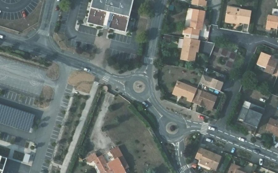 Vue aérienne du Rond-point anonyme n°37885923