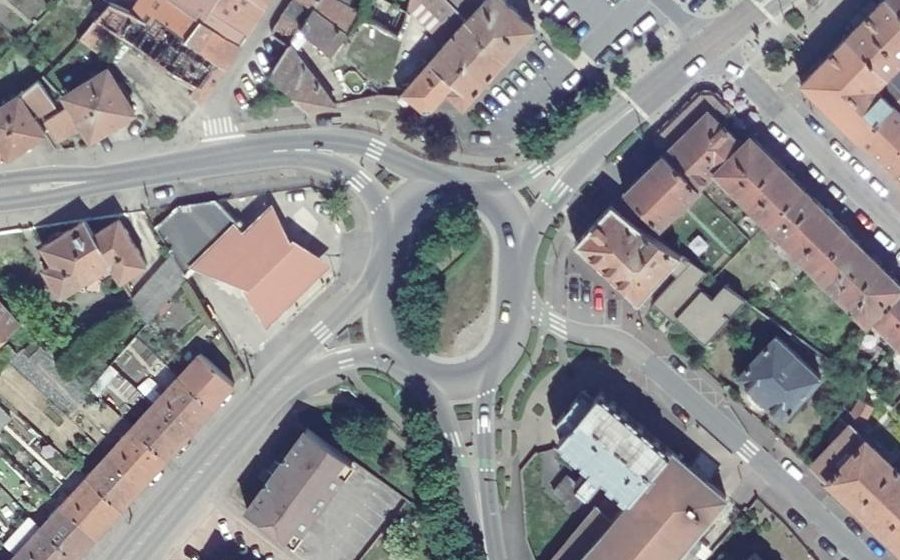 Vue aérienne du Rond-point anonyme n°37886155