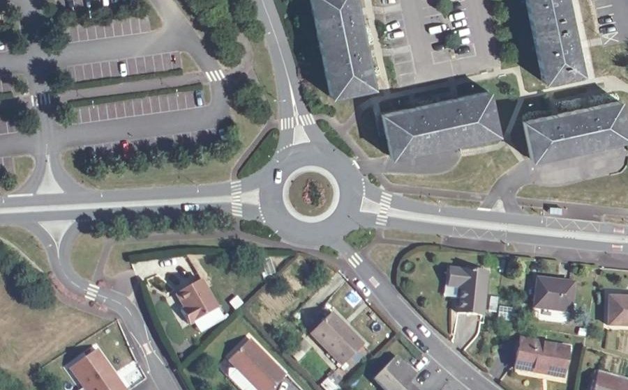 Vue aérienne du Rond-point anonyme n°37886418