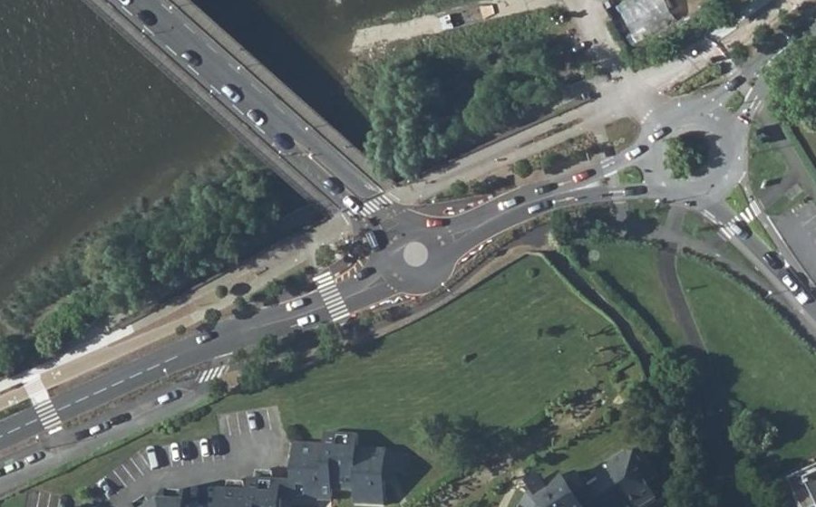 Vue aérienne du Rond-point anonyme n°378890227