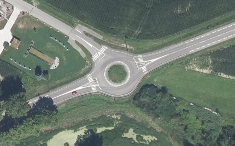 Vue aérienne du Rond-point anonyme n°378898194