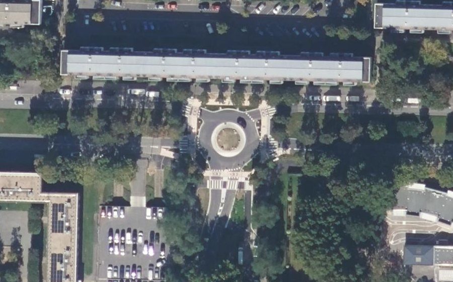 Vue aérienne du Rond-point anonyme n°378933455