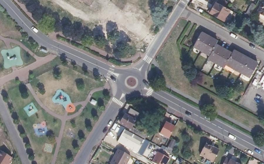 Vue aérienne du Rond-point anonyme n°378939257