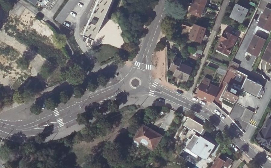 Vue aérienne du Rond-point anonyme n°378944520