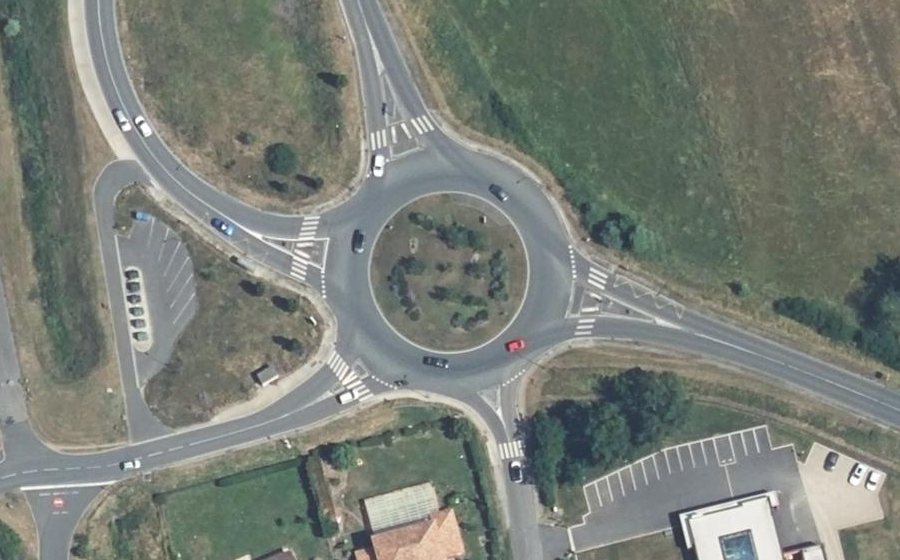 Vue aérienne du Rond-point anonyme n°37898693