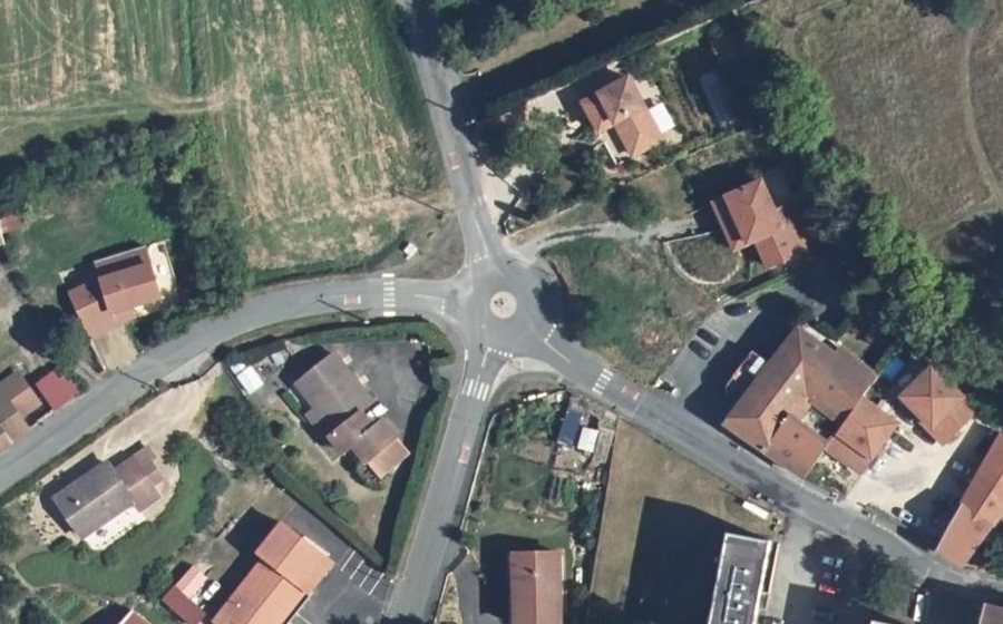 Vue aérienne du Rond-point anonyme n°379067629