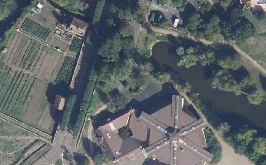 Vue aérienne du Rond-point anonyme n°379092870