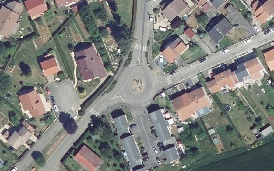 Vue aérienne du Rond-point anonyme n°37913791