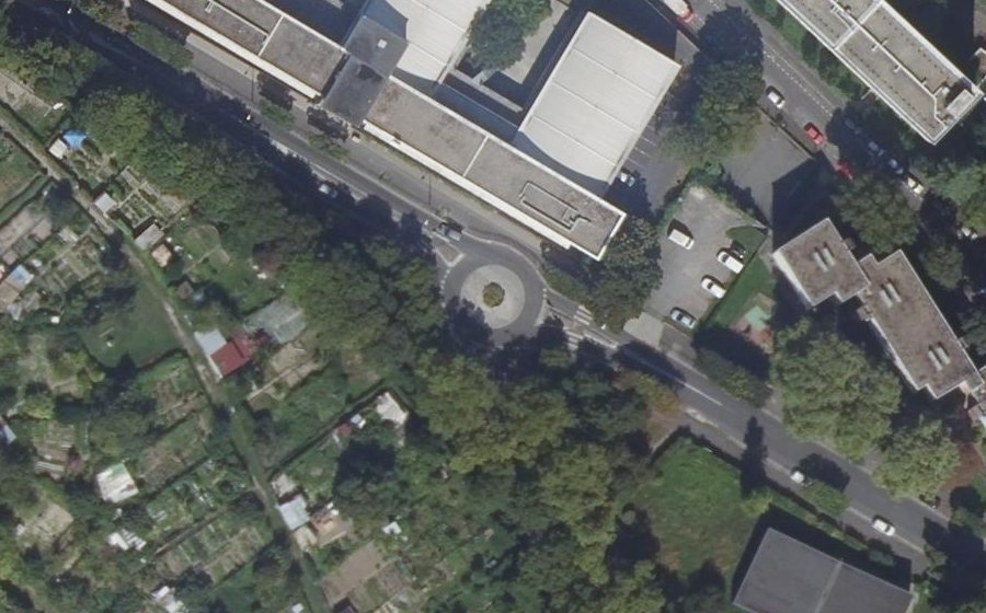 Vue aérienne du Rond-point anonyme n°379170961