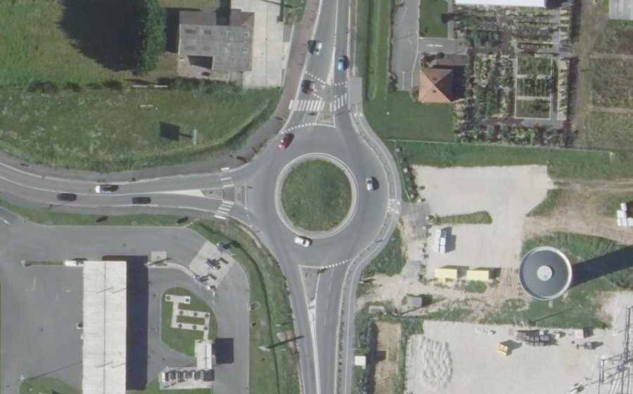 Vue aérienne du Rond-point anonyme n°37920184