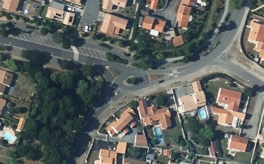 Vue aérienne du Rond-point anonyme n°37930852