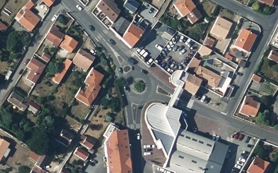 Vue aérienne du Rond-point anonyme n°37930904