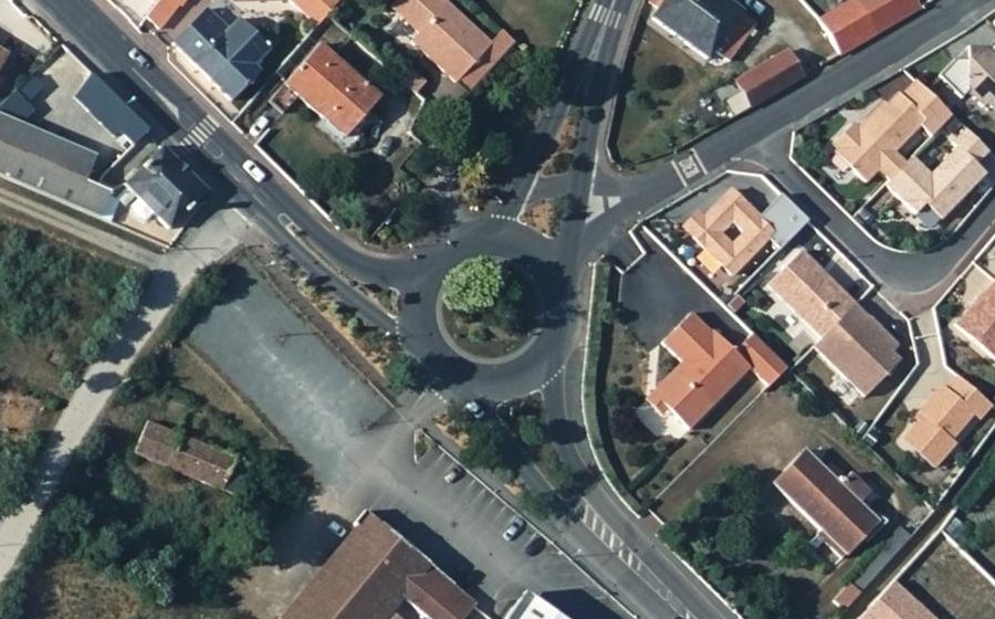 Vue aérienne du Rond-point anonyme n°37930937