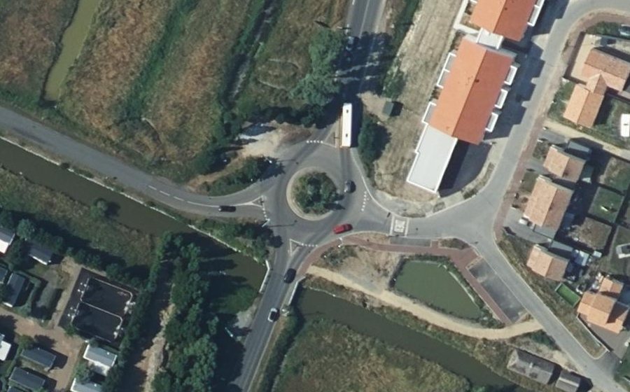 Vue aérienne du Rond-point anonyme n°37930949