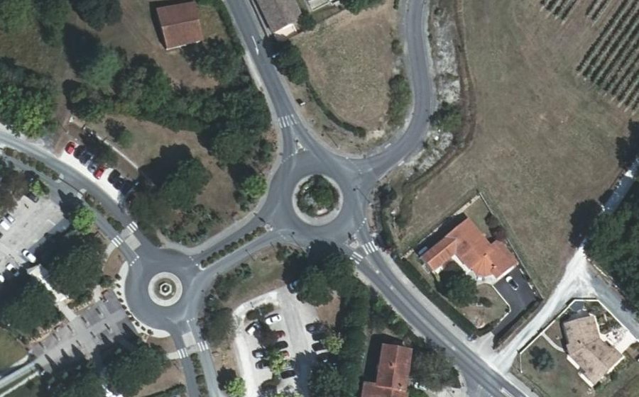 Vue aérienne du Rond-point anonyme n°379314397