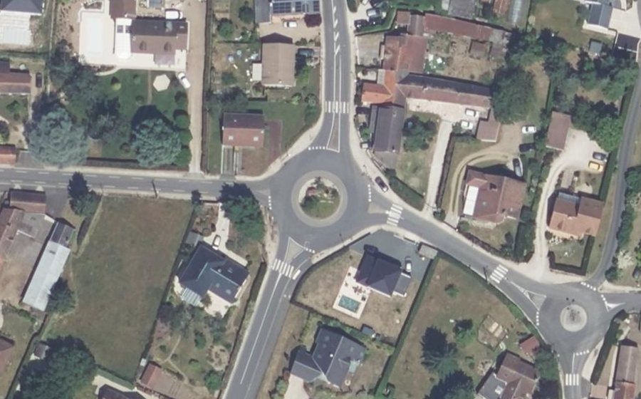 Vue aérienne du Rond-point anonyme n°379322326