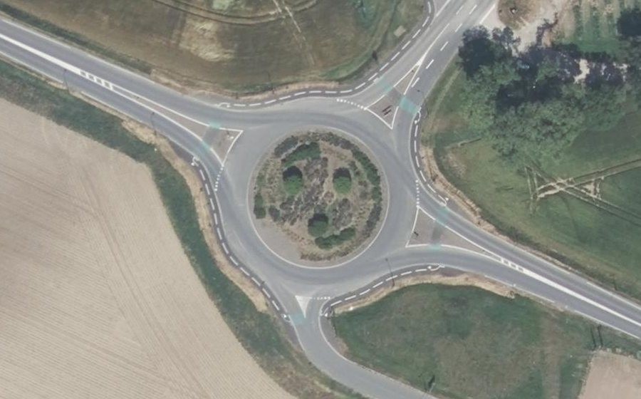 Vue aérienne du Rond-point anonyme n°379322329
