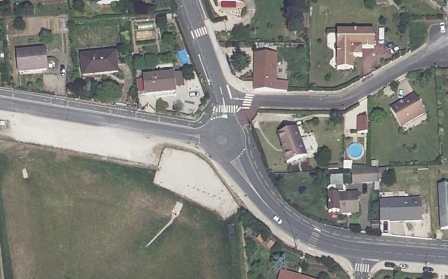 Vue aérienne du Rond-point anonyme n°379322340
