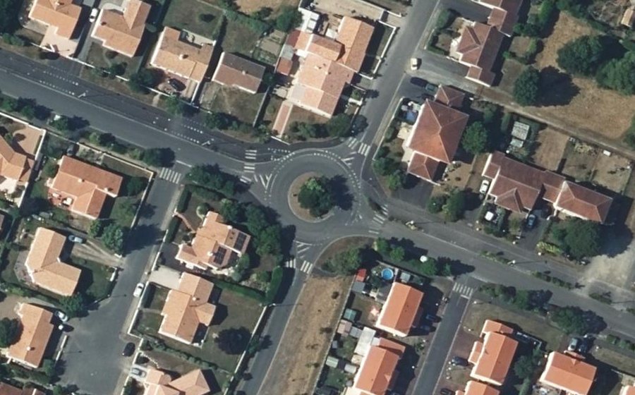Vue aérienne du Rond-point anonyme n°37932546